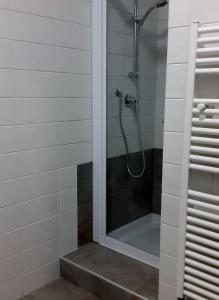 bagno con doccia e porta in vetro di Appartamento Valparadiso a Negrar