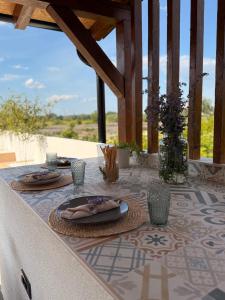 a table with plates and napkins on top of a table at Kuća za odmor Gaia in Vukovar