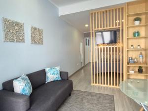 a living room with a couch and a television at V4 in Horta