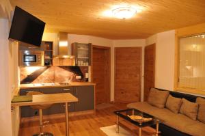 ein Wohnzimmer mit einem Sofa und einem Tisch in der Unterkunft Romantikappartement Petz**** in Donnersbachwald