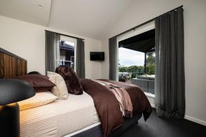 a bedroom with a bed and a large window at Mysa Homestead in Tonimbuc