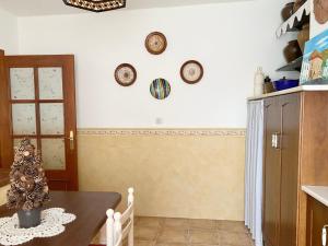 a kitchen with a table and plates on the wall at Villa Nadimar - Casa rural con terraza magnífica y 4 habitaciones in Benecid
