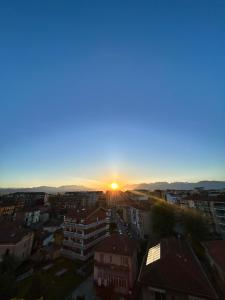 a view of the sun setting over a city at Camera da letto in Angolo di Pace in Grugliasco