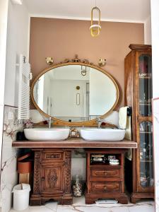 a bathroom with two sinks and a large mirror at Camera da letto in Angolo di Pace in Grugliasco +4 photos