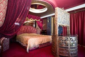モスクワにあるKvart-Hotel Royalのベッドルーム(ベッド1台、赤いカーテン付)