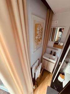 a bathroom with a sink and a mirror at Zakątek Młynarza in Pruszkowo