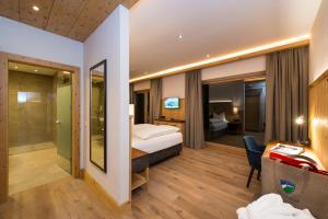 Giường trong phòng chung tại BichlAlm Berggasthof