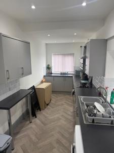 eine Küche mit Spüle und Arbeitsplatte in der Unterkunft PLUS Properties Dike 1 in Stoke on Trent