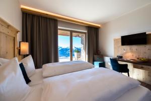 Giường trong phòng chung tại BichlAlm Berggasthof