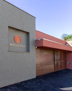 a building with a moose stay sign on it at MOOVE Stay - Suite Cacau no centro in Uberlândia