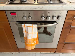 a stove with a towel hanging from the oven at tud dret in Santa Maria