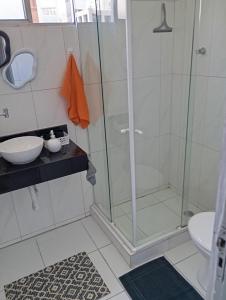 a bathroom with a shower and a sink at Espaço Jeito de Casa Hospedagem em Quarto Compartilhado in Recife +38 photos