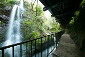 a view of a waterfall from a viewing platform at Yugawara-Onsen Komachikan in Yugawara