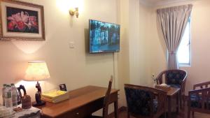 A television and/or entertainment centre at Grand Laurel Hotel