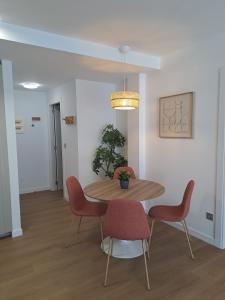 a dining room with a table and four chairs at Costa Canido I in Malpica