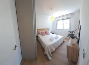 a bedroom with a bed and a large mirror at Costa Canido I in Malpica