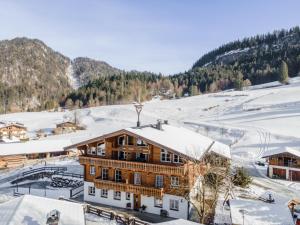 a building in the snow with a ski slope at Das Rendlgut Top 3 in Lofer