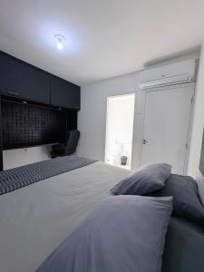 a bedroom with a large bed and a window at Apê moderno perto do shopping - WI-FI rápido e garagem in Caruaru +23 photos
