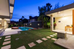 Bazén v ubytování Kubu Petitenget Suite Seminyak nebo v jeho okolí