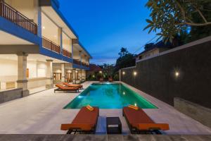 Bazén v ubytování Kubu Petitenget Suite Seminyak nebo v jeho okolí