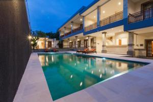 Bazén v ubytování Kubu Petitenget Suite Seminyak nebo v jeho okolí