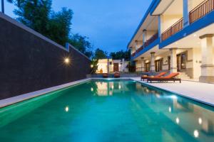 Bazén v ubytování Kubu Petitenget Suite Seminyak nebo v jeho okolí