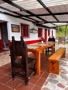a wooden table and chairs in a room at La TOLVA Café & experiencia in Pijao