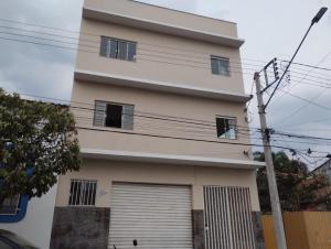a house with a garage in front of it at Hospedaria São Francisco in Cachoeira Paulista