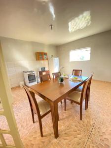 a dining room with a wooden table and chairs at Apto com garagem em Diamantina in Diamantina