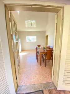 a dining room and kitchen with a table and chairs at Apto com garagem em Diamantina in Diamantina