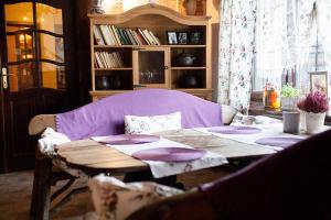 uma sala de estar com um sofá roxo e uma mesa em Labirynt em Lomza