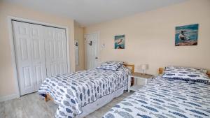 a bedroom with two beds next to each other at Illinois Avenue Hideaway in Cape May