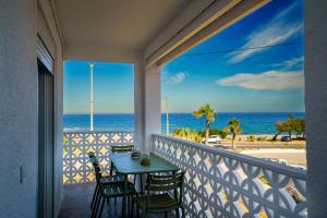 a balcony with a table and chairs and the ocean at Ap Turísticos Marea - Frente al Mar in Mojácar