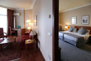 Voodi või voodid majutusasutuse Bayview Hotel Beirut toas