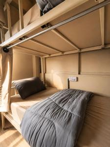 a bedroom with two bunk beds in a room at Youyen Hostel in Ban Don Muang (1)