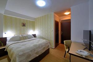 Postel nebo postele na pokoji v ubytování Hotel Šariš