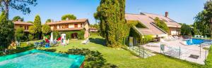 una vista aérea de una casa con piscina en Residence Borgo Stella Marina, en Bibione