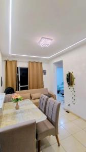 a living room with a table and a couch at Apartamento paid'egua completo em Belém in Belém