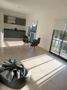 ein Wohnzimmer mit Tisch und Stühlen in der Unterkunft Lya in El Palomar