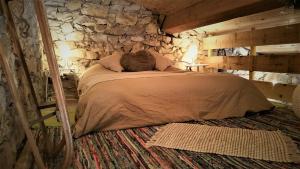 una persona acostada en una cama en una habitación en Bastide Napoléon en Séranon