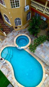 a large blue swimming pool in front of a building at Paradise Place Apartments in Mount Irvine