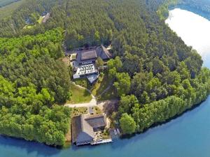 an aerial view of a house on an island in the water at Doppelhaushälfte im Naturresort Drewitz in Drewitz