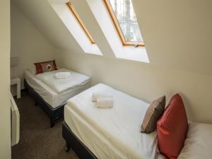 two beds in a small room with a window at Doppelhaushälfte im Naturresort Drewitz in Drewitz +27 photos