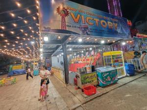 a view of a vicky amusement park at night at Tùng Linh Hotel in Sầm Sơn