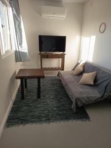 a living room with a couch and a table at Refugio Don Rogelio in Minas