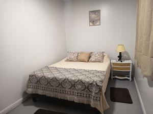 a small bedroom with a bed and a nightstand at Refugio Don Rogelio in Minas
