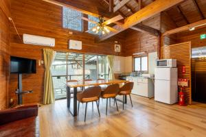 a kitchen with a table and chairs in a room at 那須ウッドペッカーBBQ & Petりんどう湖近くの一棟貸別荘 in Nasu