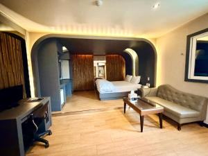 a large living room with a bed and a couch at 로미오앤줄리엣 in Daegu