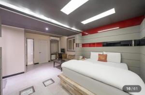 a bedroom with a large white bed in a room at 로미오앤줄리엣 in Daegu