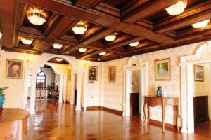 a large room with a wooden ceiling and a table at San Franz Hotel La Perla in San Francisco